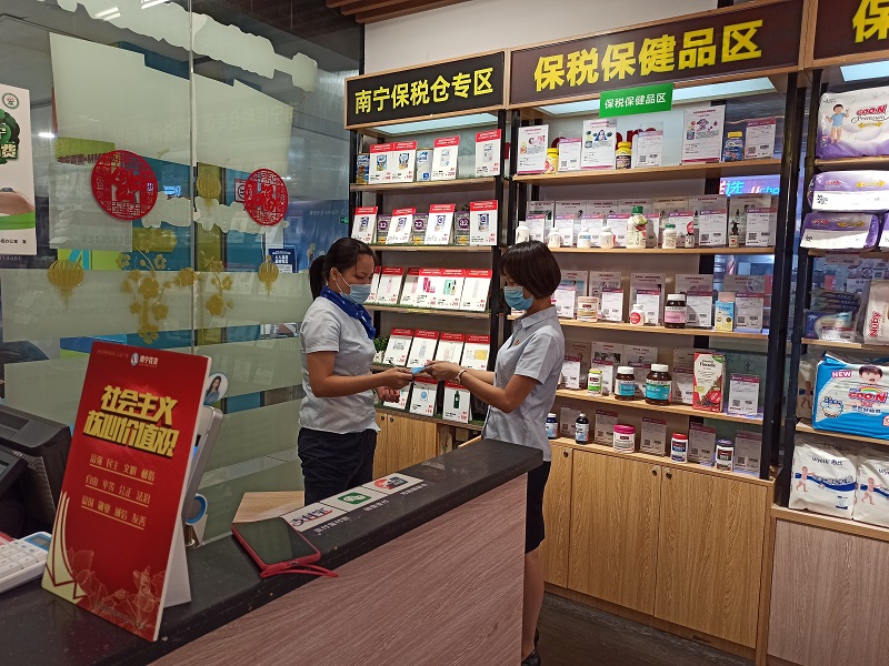 2.黨員為租賃商戶(hù)派發(fā)創(chuàng)城宣傳手冊(cè).jpg